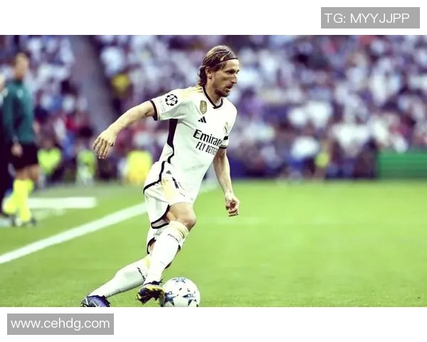 足球明星化身普通人街头探险揭秘真实生活与球场风采的反差魅力