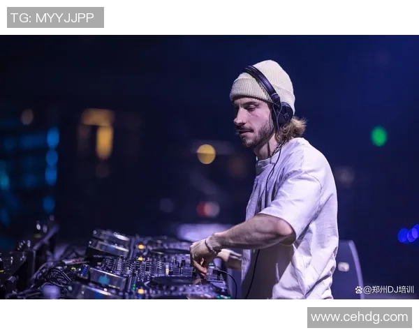 足球明星化身DJ现场打碟精彩瞬间尽显魅力与才华 足球明星化身DJ现场打碟精彩瞬间尽显魅力与才华