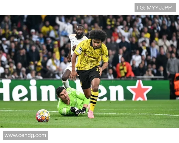 足球明星在比赛中意外倒地瞬间引发全场关注与热议 足球明星在比赛中意外倒地瞬间引发全场关注与热议