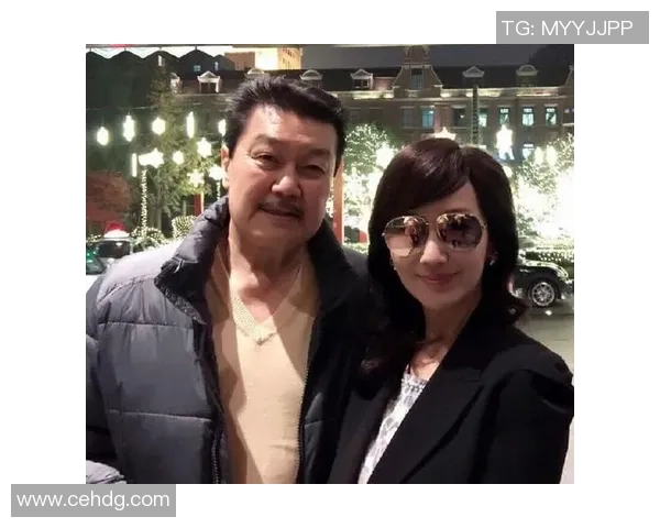 足球明星妈妈甜蜜恋爱视频曝光引发网友热议与感动 足球明星妈妈甜蜜恋爱视频曝光引发网友热议与感动