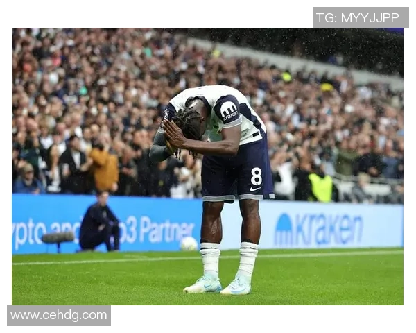 足球明星意外事件引发热议小孩屁股遭踢引发社会关注与讨论