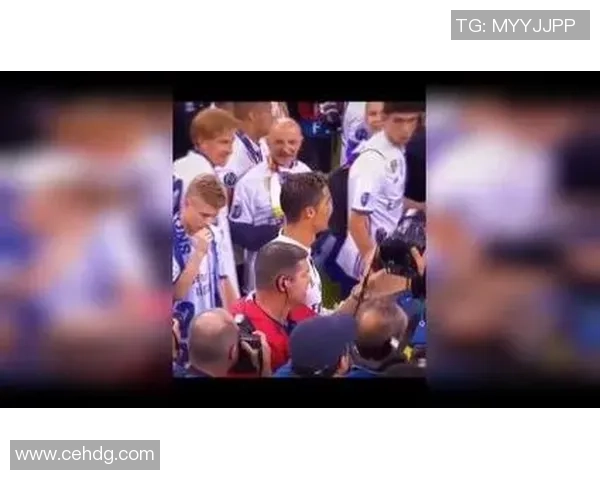 足球明星捧杯事件背后的真相揭秘及其对体育界的影响分析