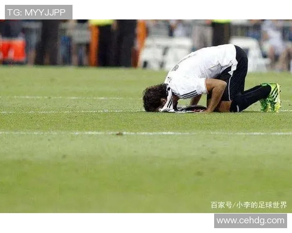 足球明星激情亲吻球场瞬间定格足球魅力与梦想的完美结合