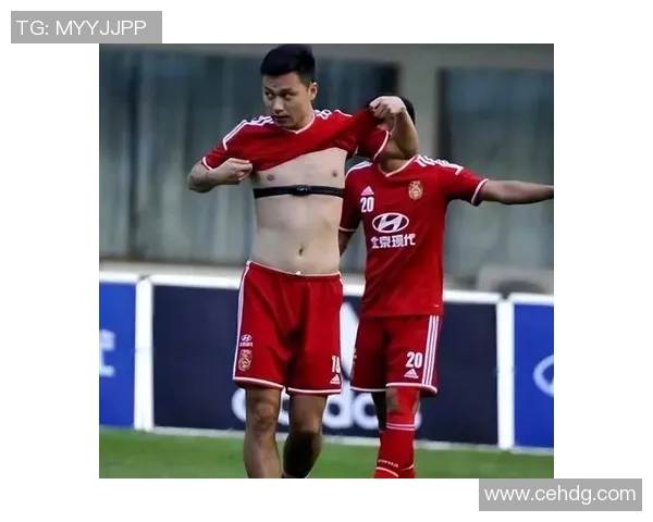 足球明星独特腿部纹身艺术展示与背后故事解析