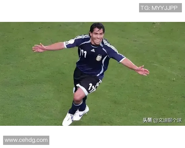 足球明星的光辉历程与无瑕疵人生揭秘展现完美形象的背后故事