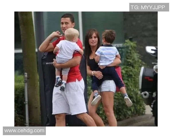 足球明星的妻子回忆初恋往事揭示爱情背后的故事与心路历程