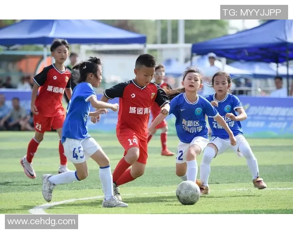 足球明星街头偶遇球员引发粉丝热议共同畅谈足球梦想与未来计划 足球明星街头偶遇球员引发粉丝热议共同畅谈足球梦想与未来计划